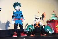 左から立ちすくむデクとヤンキー座りをする爆豪勝己。