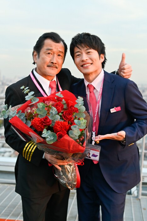 左から黒澤武蔵役の吉田鋼太郎、春田創一役の田中圭。