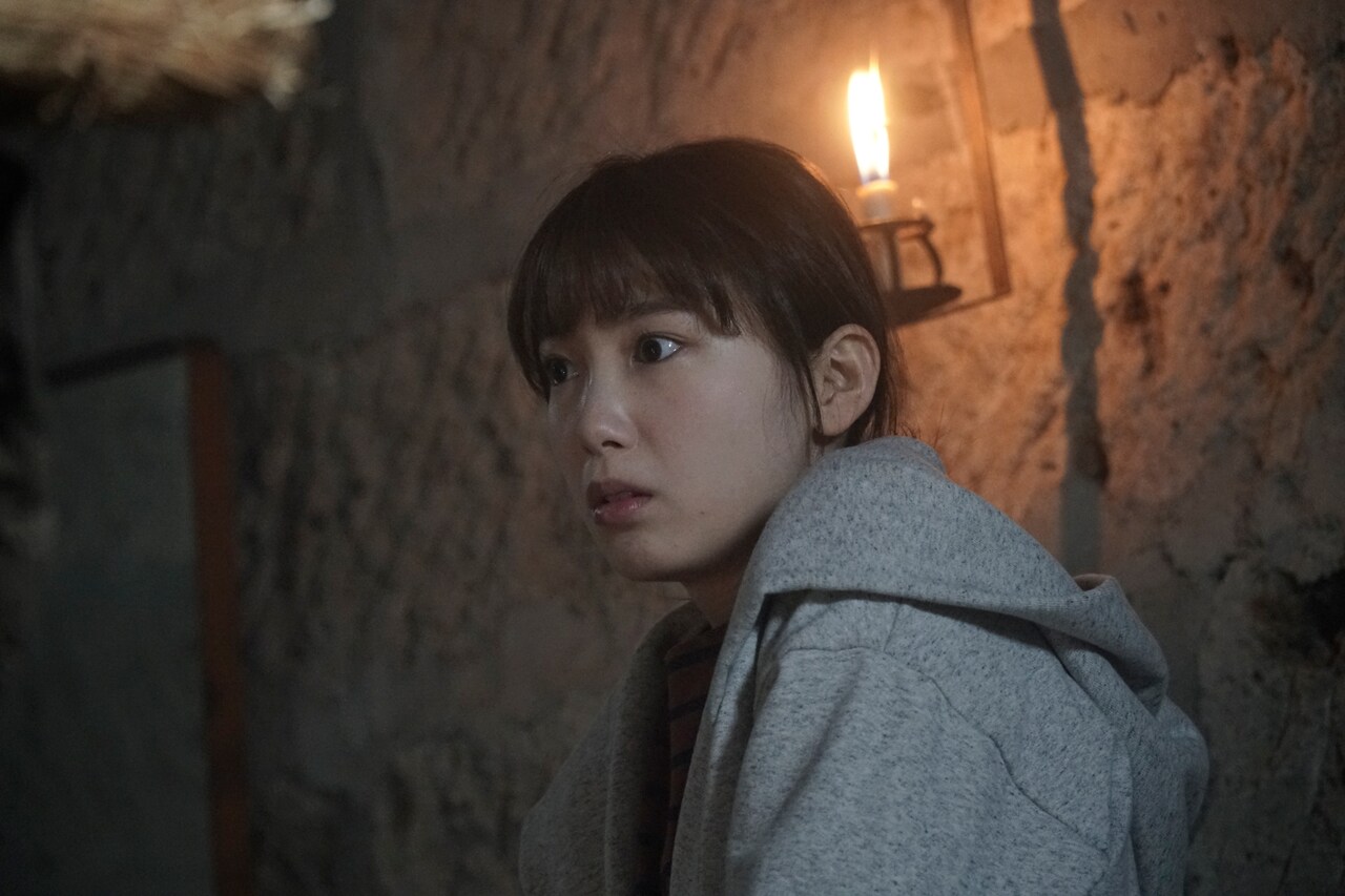 おびえる飯豊まりえと大量のお札…乙一の監督作「シライサン」新写真解禁