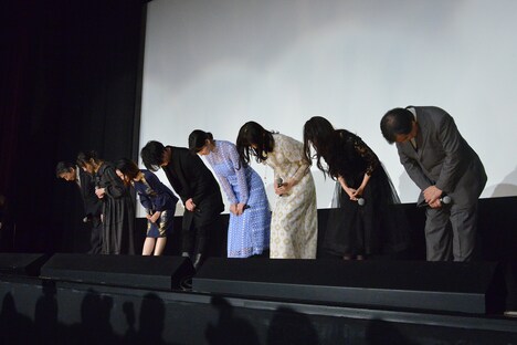 客席に深々と礼をする登壇者たち。左から牛山茂、新谷真弓、潘めぐみ、細谷佳正、のん、岩井七世、尾身美詞、片渕須直。