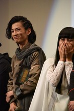 左から渡邊圭祐、大幡しえり。