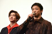 左から高橋文哉、山本耕史。