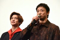 左から高橋文哉、山本耕史。