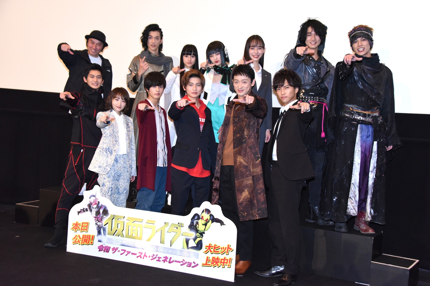 「仮面ライダー 令和 ザ・ファースト・ジェネレーション」初日舞台挨拶の様子。