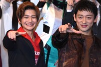 左から高橋文哉、山本耕史。