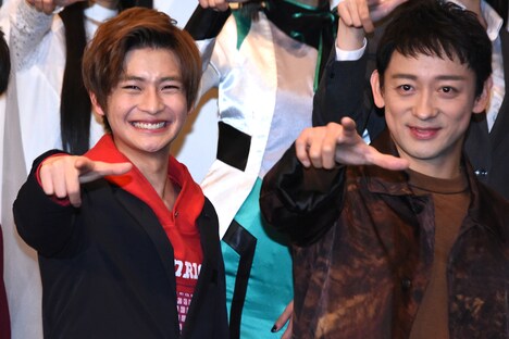 左から高橋文哉、山本耕史。