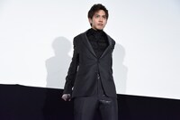 セリフを実演することになり、ストレッチする片寄涼太。