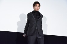 セリフを実演することになり、ストレッチする片寄涼太。