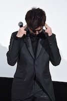 セリフを思い出そうとする片寄涼太。