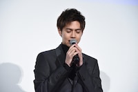 「俺が好きなのは、君なんだ。君のそばにいたい」というセリフを披露する片寄涼太。