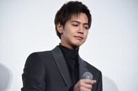 カンペでセリフを確認する片寄涼太。