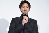 セリフを披露する前、スイッチを入れ替える片寄涼太。