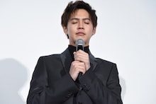 セリフを披露する前、スイッチを入れ替える片寄涼太。