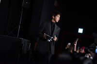 ファンにプレゼントを届ける片寄涼太。