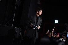 ファンにプレゼントを届ける片寄涼太。