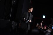 ファンにプレゼントを届ける片寄涼太。