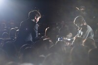 ファンにプレゼントを届ける片寄涼太（左）。