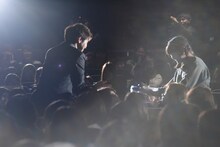 ファンにプレゼントを届ける片寄涼太（左）。