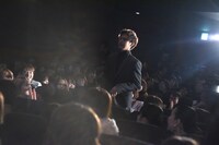 ファンにプレゼントを届けた片寄涼太。