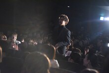 ファンにプレゼントを届けた片寄涼太。