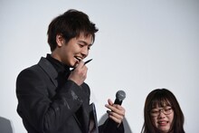 口でペンのキャップを開けた片寄涼太（左）。