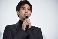 クリスマスツリーのサプライズに驚く片寄涼太。