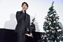 クリスマスツリーのサプライズに驚く片寄涼太。