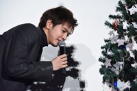 ファンのメッセージを読む片寄涼太。