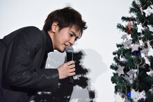 ファンのメッセージを読む片寄涼太。