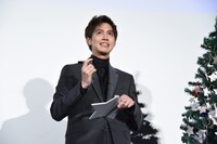 「ダサい？」と確認しながらメッセージを書く片寄涼太。