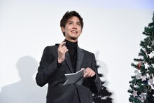 「ダサい？」と確認しながらメッセージを書く片寄涼太。