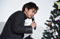 ファンのメッセージを読む片寄涼太。