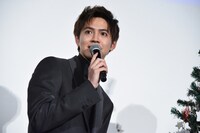 メッセージを書いたファンを探す片寄涼太。