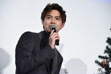 メッセージを書いたファンを探す片寄涼太。