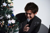 ファンのメッセージを読む片寄涼太。