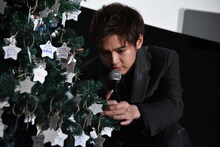 ファンのメッセージを読む片寄涼太。