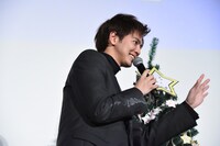 インスタライブのカメラに向かって「俺は元気でーす」と伝える片寄涼太。