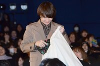 袋からプレゼントを出す神木隆之介。