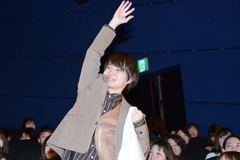 観客にプレゼントを投げた神木隆之介。