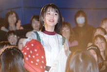 観客にプレゼントを渡す浜辺美波。