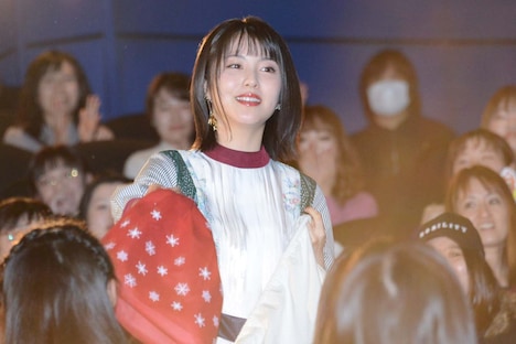 観客にプレゼントを渡す浜辺美波。