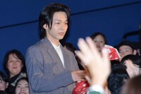 観客にプレゼントを渡す中村倫也。