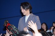 観客にプレゼントを渡す中村倫也。