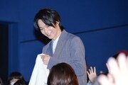 観客にプレゼントを渡す中村倫也。