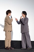 左から神木隆之介、中村倫也。