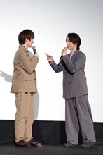 左から神木隆之介、中村倫也。