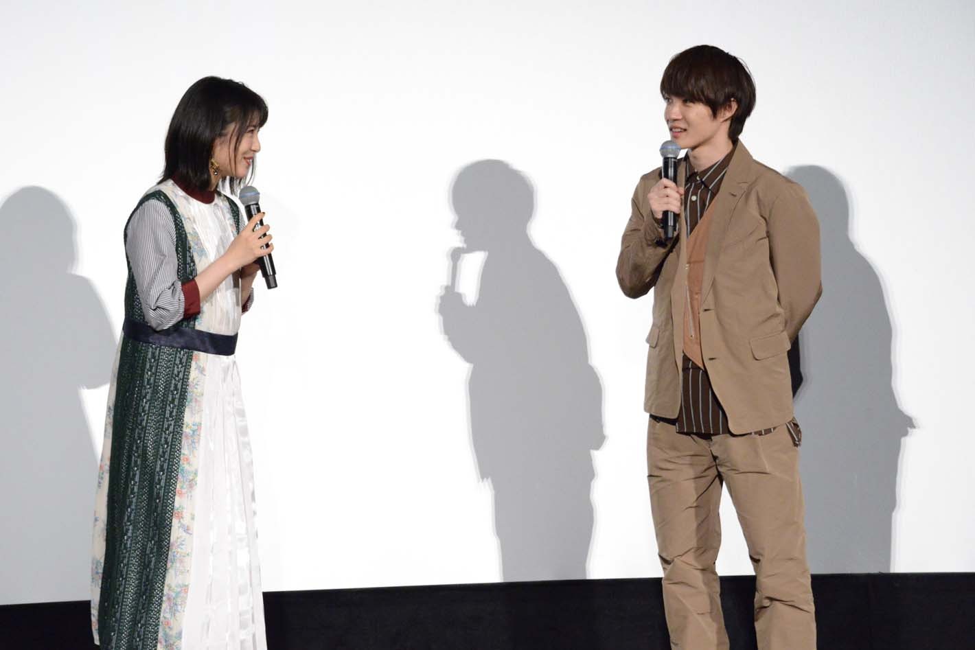 左から浜辺美波、神木隆之介。