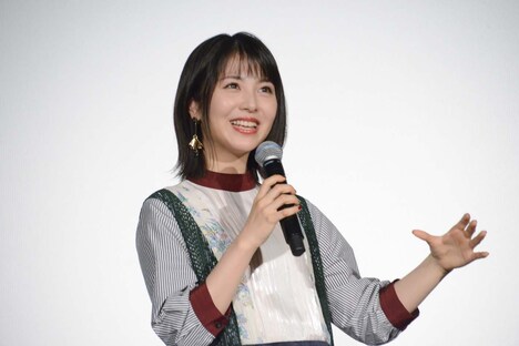 理想のクリスマスプランをプレゼンする浜辺美波。