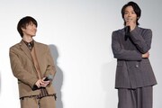 左から神木隆之介、中村倫也。