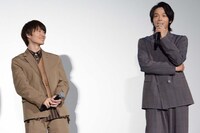 左から神木隆之介、中村倫也。